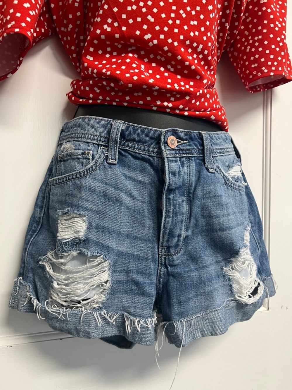 Hollister high-rise mom distressed blue Jean shorts ladies juniors size 3 w26